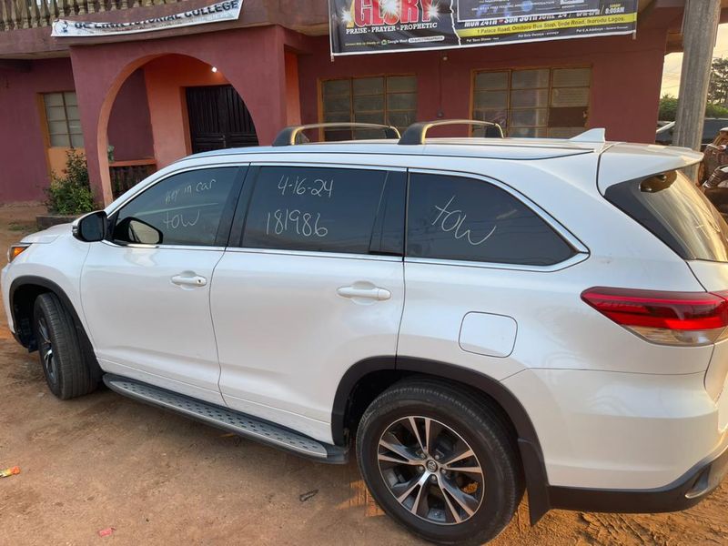 Thumbnail 9 of 2017 Toyota Highlander